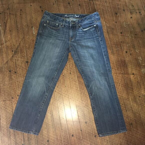 American Eagle boy fit cropped medium wash size 2 jeans - Picture 1 of 3